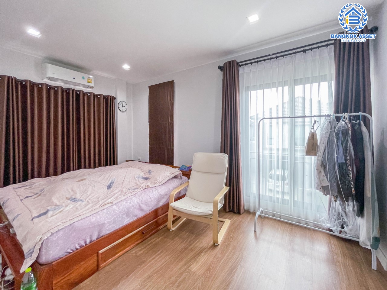 *****บ้านแฝดมือสอง ม.เวนิว ติวานนท์-รังสิต หลังมุม เนื้อที่ 43.5 ตร.ว. บ้านสวยตกแต่งพร้อมอยู่ ฟังก์ชัน 3 ห้องนอน 3 ห้องน้ำ จอดรถได้ 2 คัน แถมเครื่องปรับอากาศ 3 เครื่อง ต่อเติมบิ้วท์อินครัวเคาน์เตอร์พร้อมใช้งาน ทำเลดี ใกล้รถไฟฟ้าสายสีแดง "สถานีรังสิต", ทางด่วน "ศรีสมาน" และ "ศรีรัช"